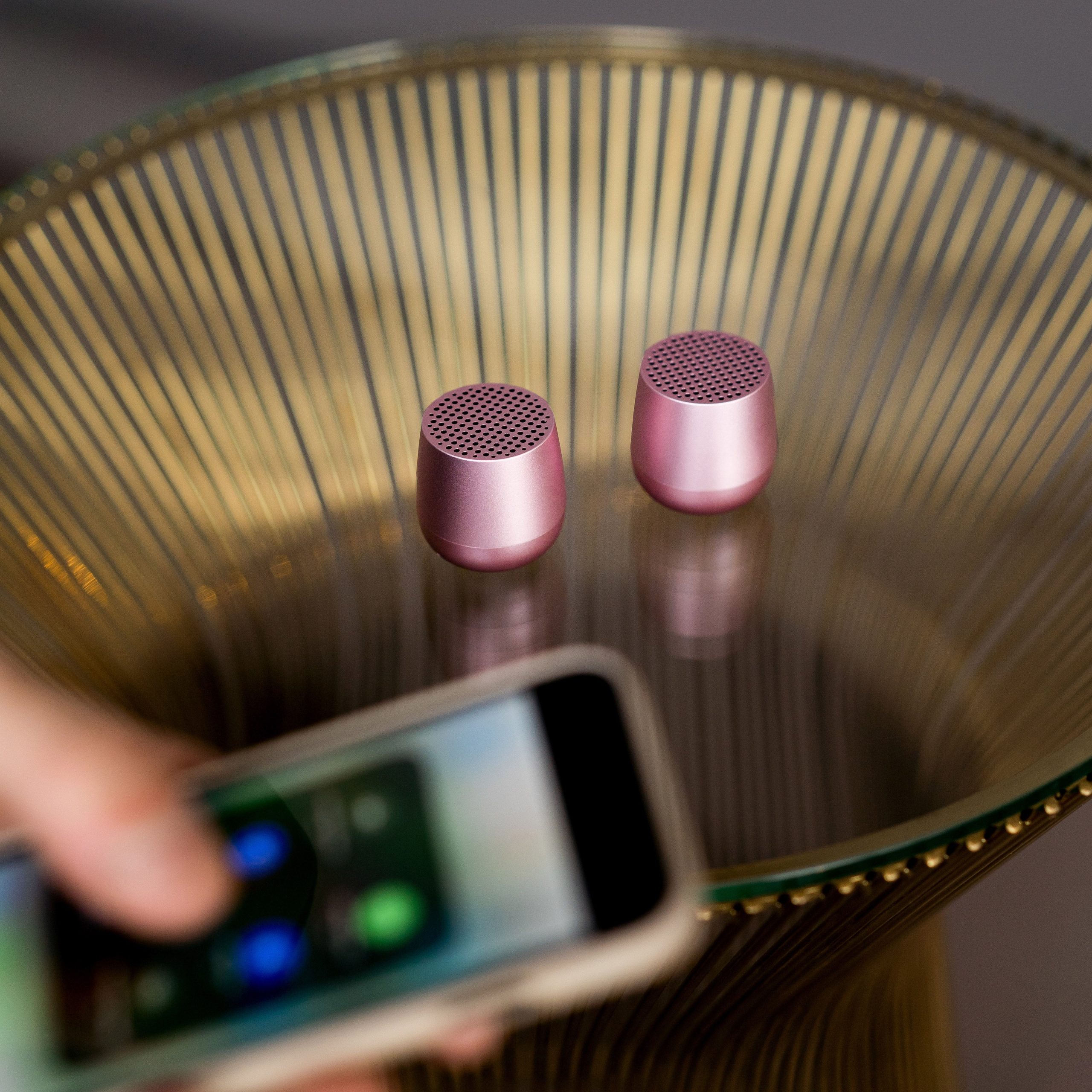 Lexon Mino+ Wireless Charging Speaker - Aluminum - Image 12