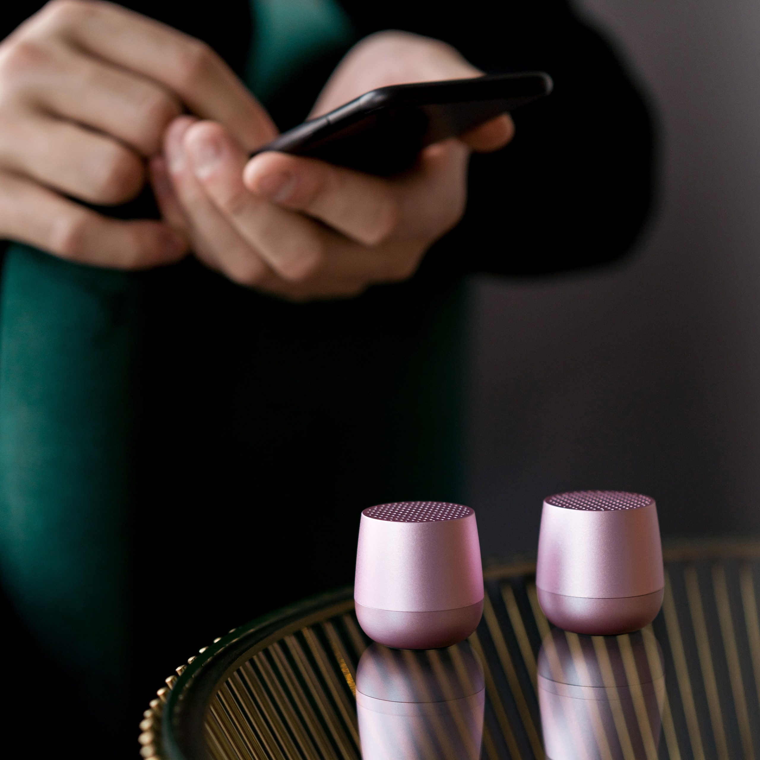 Lexon Mino+ Wireless Charging Speaker - Aluminum - Image 13