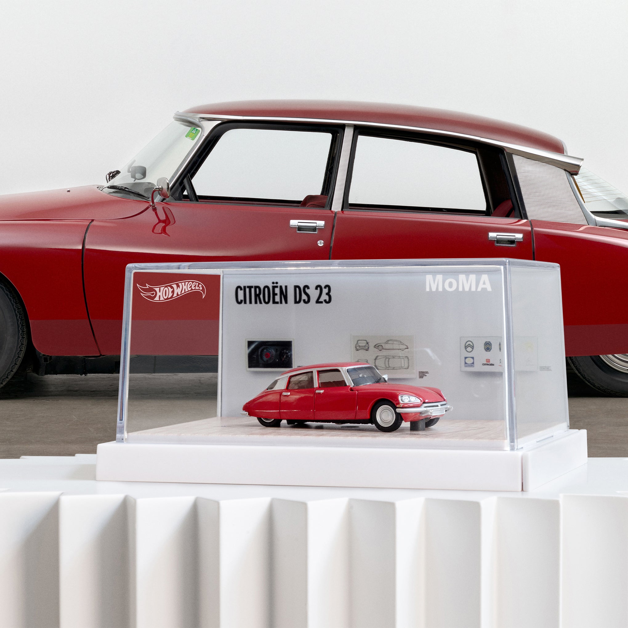 Hot Wheels x MoMA Collectible die-cast Car - Citroen DS - Image 5