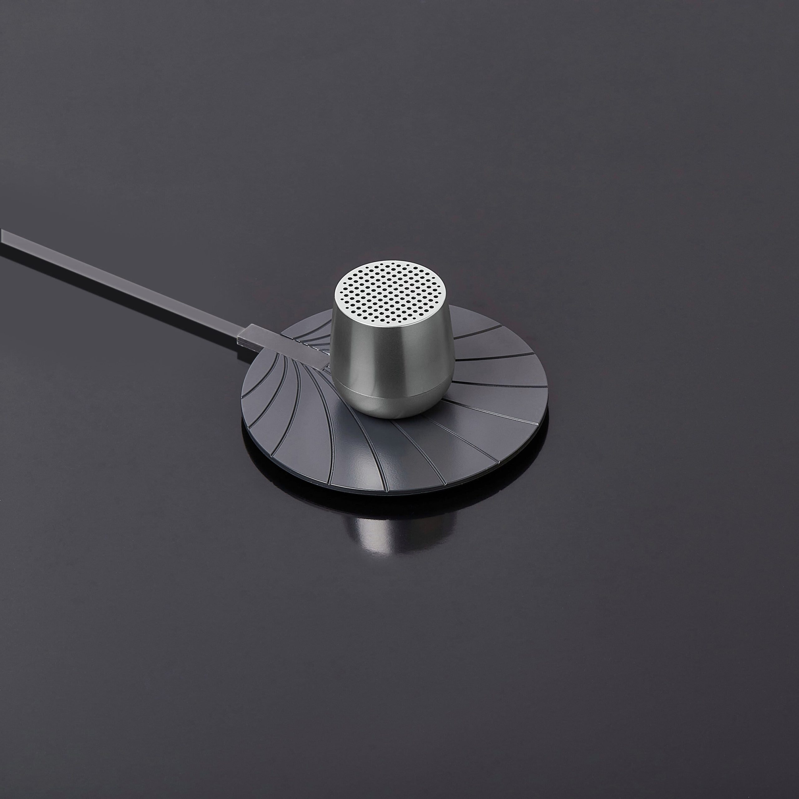 Lexon Mino+ Wireless Charging Speaker - Aluminum - Image 3