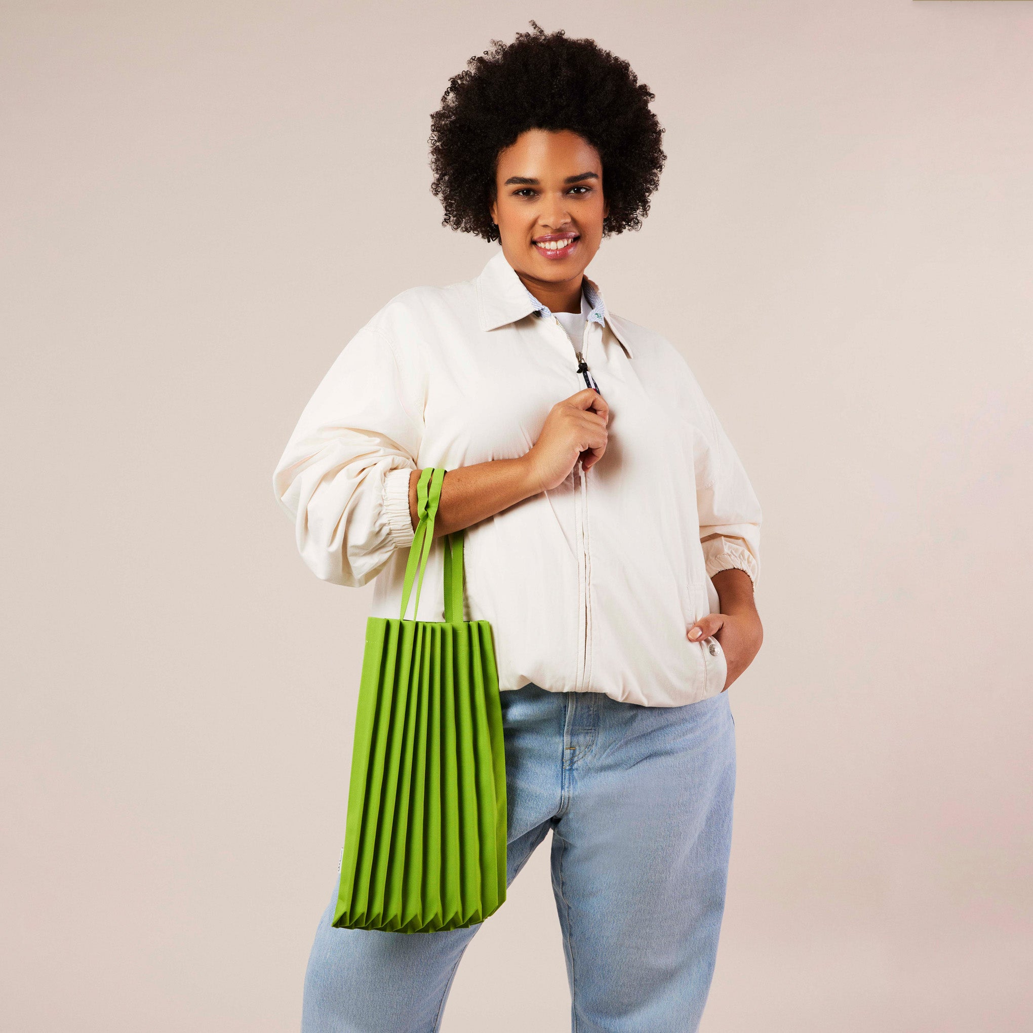 me ISSEY MIYAKE Recycled Polyester Trunk Pleats Bag - Apple Green - Image 2