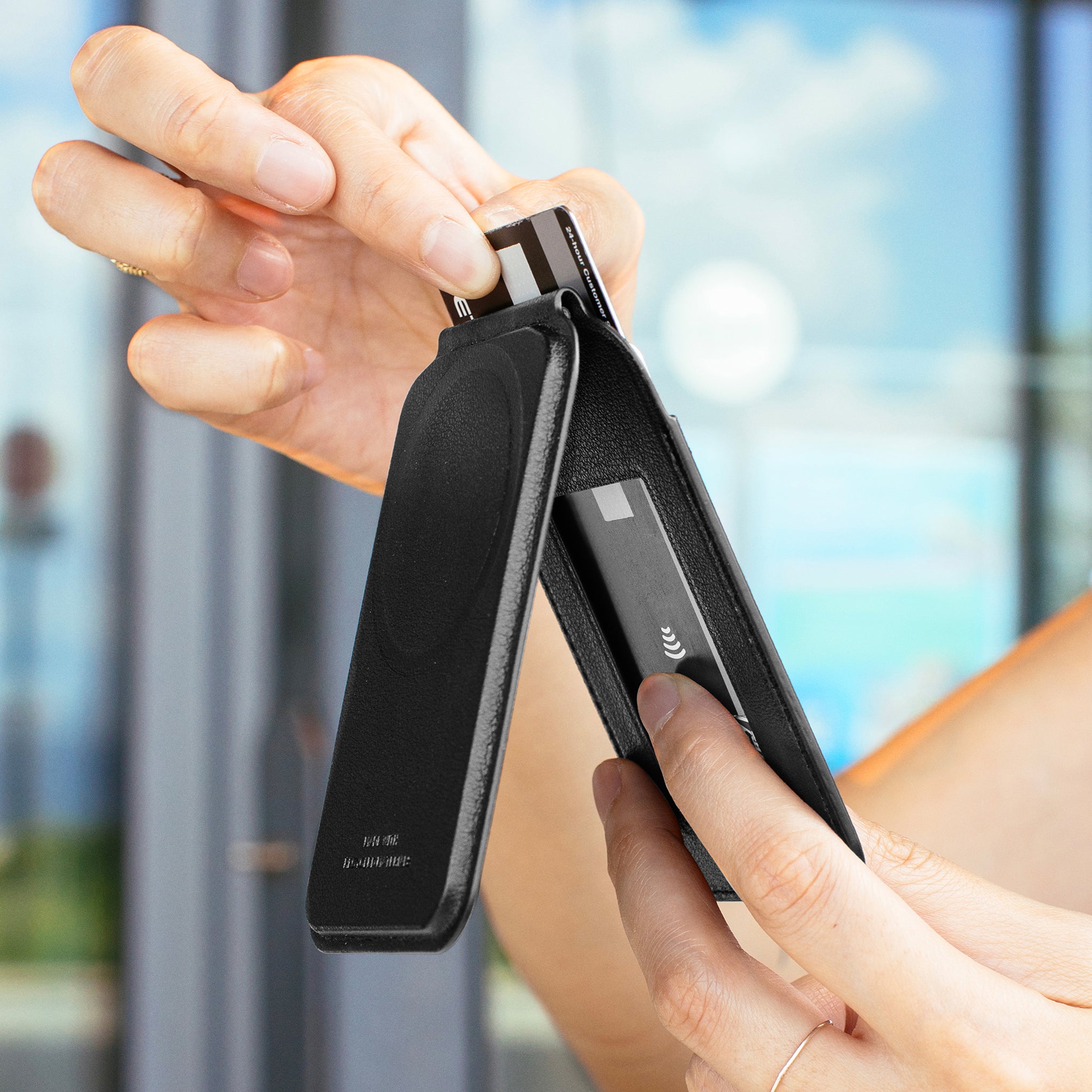 Native Union Magnetic Wallet Stand - Black - Image 6