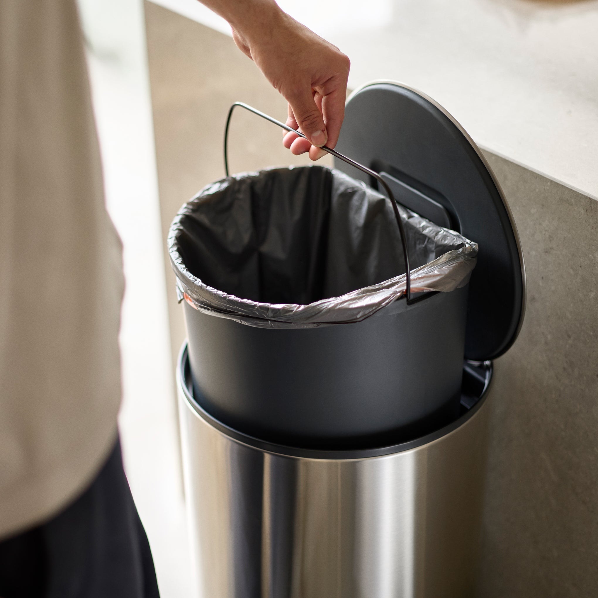 Joseph Joseph Arc Trash Bin - Large - Image 6