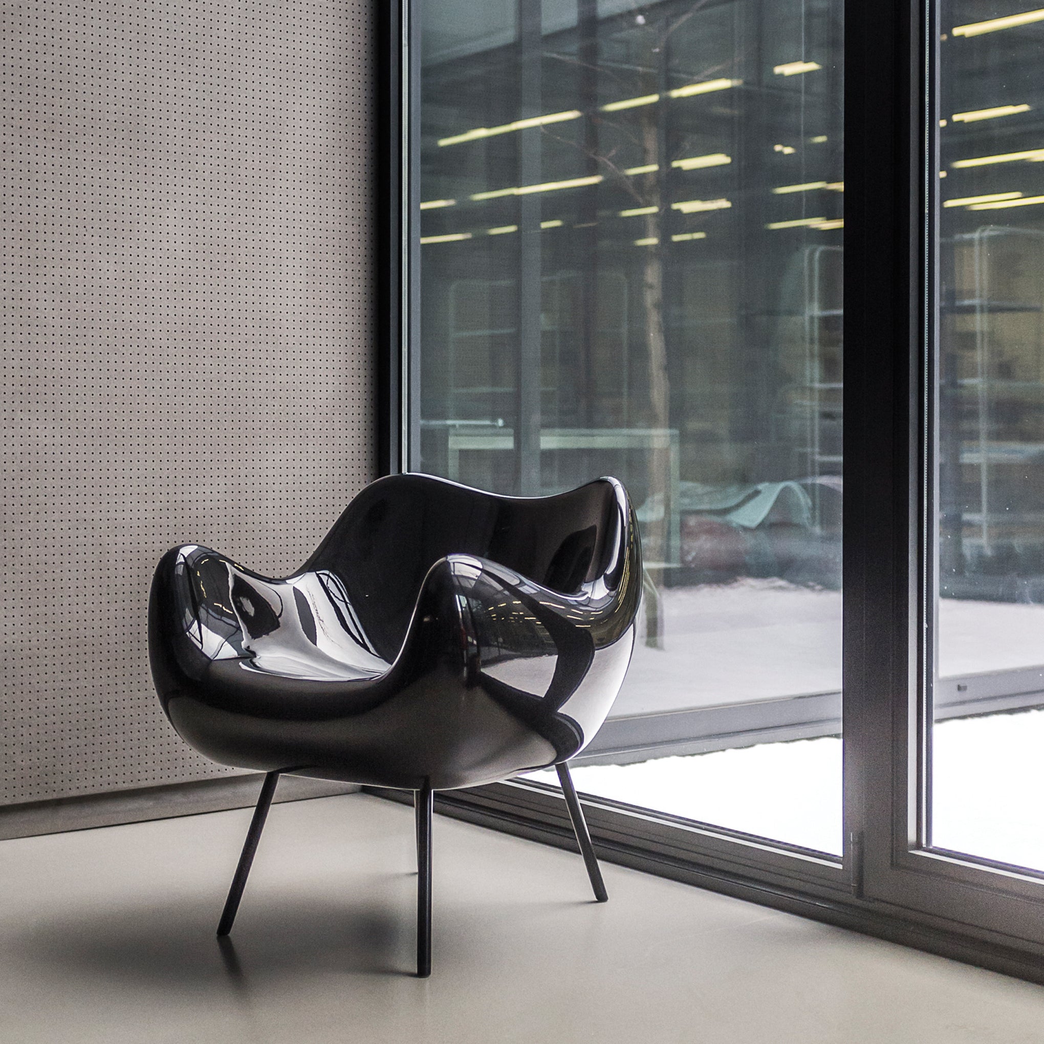 RM58 Classic Chair - Black - Image 4