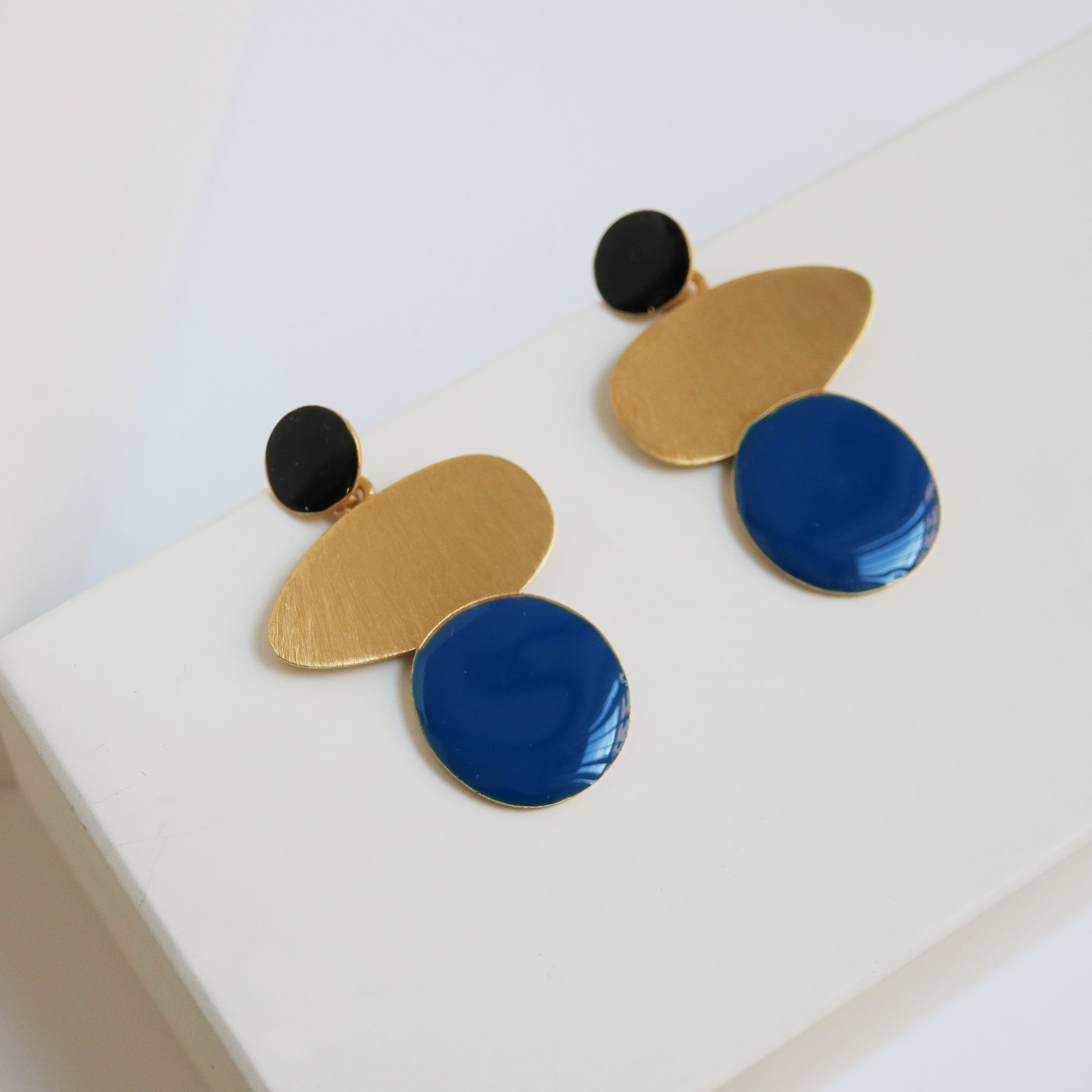 Joan Miró Gold-Plated Linear Dots Earrings - Image 3