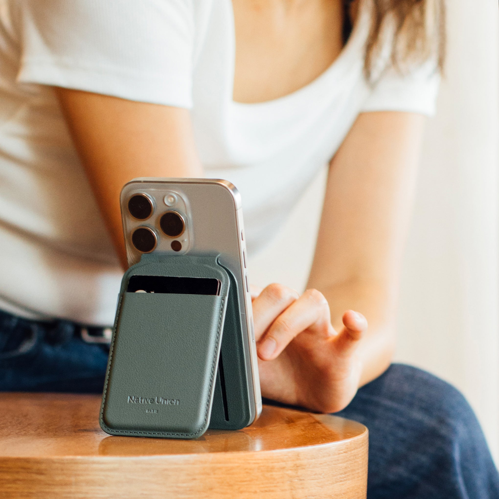 Native Union Magnetic Wallet Stand - Black - Image 2