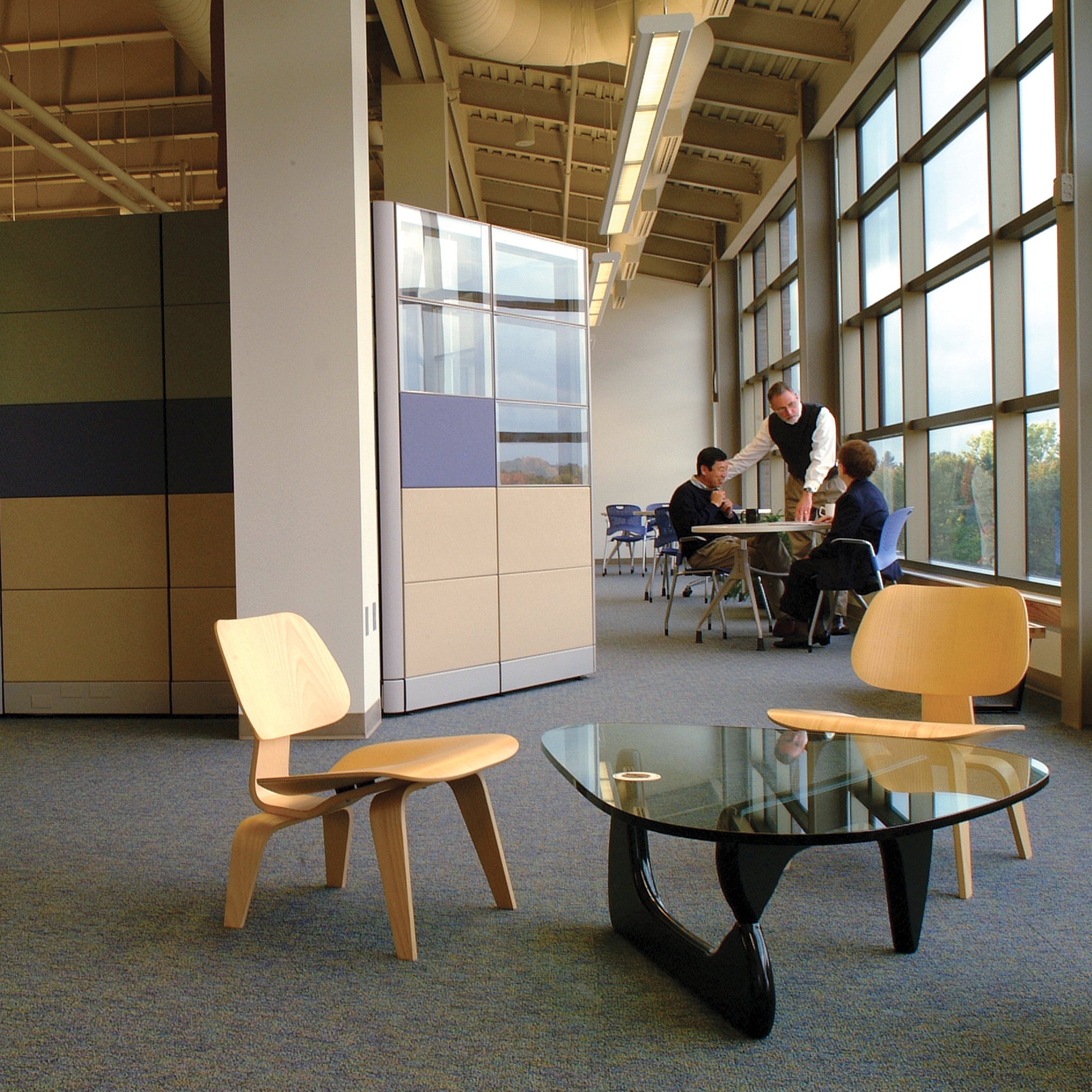 Noguchi Coffee Table from Herman Miller - Transparent/ Black - Image 4