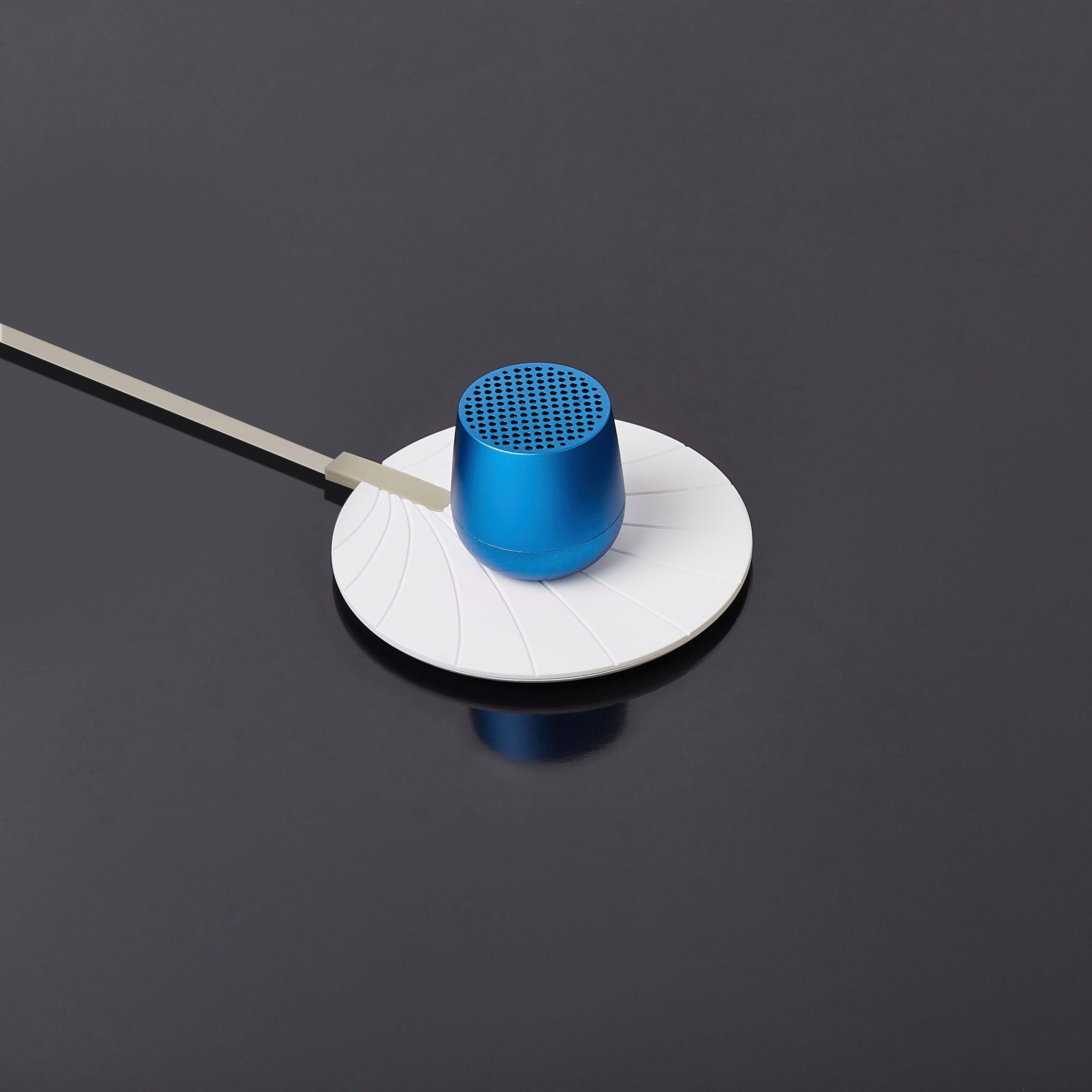 Lexon Mino+ Wireless Charging Speaker - Dark Blue - Image 6