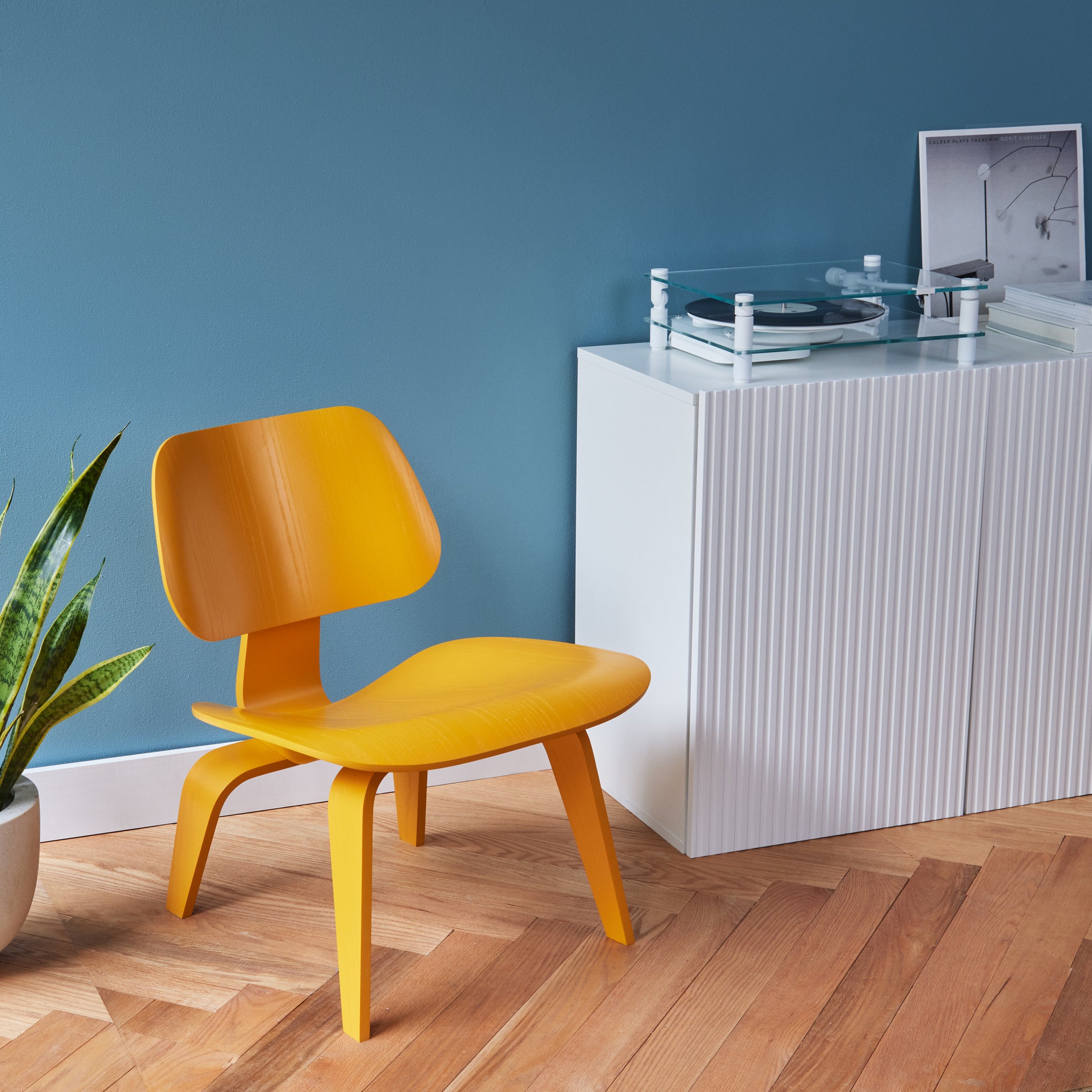 Eames® Molded Plywood Lounge Chair (LCW) from Herman Miller - Ochre - Image 2