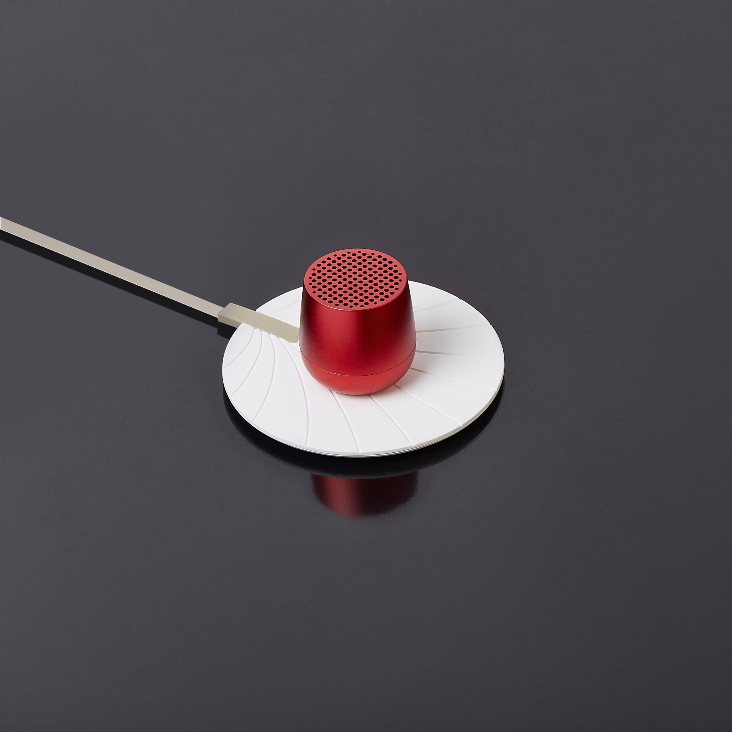 Lexon Mino+ Wireless Charging Speaker - Red - Image 5